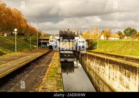 Les deux locomotives de la pente d'eau de Montech sur le Canal latéral avec le col de la porte en position relevée et abaissée push le bateau Banque D'Images