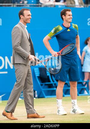 Ross Hutchins avec Andy Murray apparaissant dans un tournoi de tennis de charité au Queen's club de tennis à Londres Michael MCINTYRE, Jimmy Carr, Jonathan Ross, Boris Johnson et Sir Richard Branson au nom de la Ross Hutchins et Royal Marsden Cancer en 2013. Banque D'Images