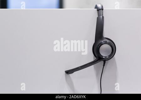 Les écouteurs en bureau centre d'appel vide Banque D'Images
