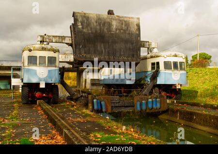 Les deux locomotives de la pente d'eau de Montech sur le Canal latéral avec le col de la porte en position relevée et abaissée push le bateau Banque D'Images