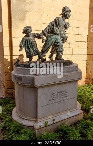 Une réplique de la statue de 1905 Les Gavroches (les garçons de la rue) par le sculpteur maltais Antonio Sciortino dans le coin supérieur Jardins Barrakka, La Valette, Malte. Banque D'Images