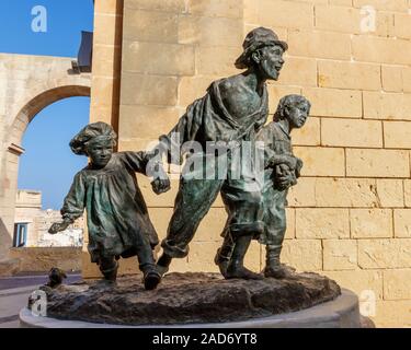 Une réplique de la statue de 1905 Les Gavroches (les garçons de la rue) par le sculpteur maltais Antonio Sciortino dans le coin supérieur Jardins Barrakka, La Valette, Malte. Banque D'Images