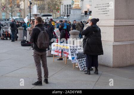 Anti-Trump la démonstration en cours d'installation à Trafalgar Square, Londres, au cours du sommet de l'OTAN 2019 Banque D'Images