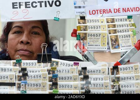 Madrid, Espagne. 19Th Mar, 2019. Un vendeur de billets de la loterie de Noël El Gordo vu à Madrid.La célèbre 'tirer' El Gordo sera célébrée le 22 décembre 2019. Plus de 2,3 milliards d'euros ($3 milliards) en prix seront distribués. Crédit : John Milner SOPA/Images/ZUMA/Alamy Fil Live News Banque D'Images