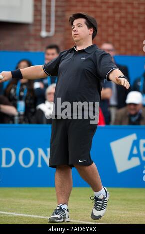 Michael MCINTYRE apparaissant dans un tournoi de tennis de charité au Queen's club de tennis à Londres avec Andrew Murray, Boris Johnson, Jimmy Carr, Jonathan Ross et Sir Richard Branson au nom de la Ross Hutchins et Royal Marsden Cancer en 2013. Banque D'Images