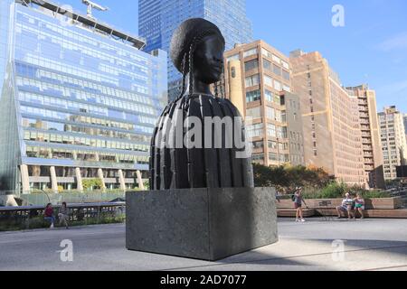 Le parc High Line, Plinth plus récent article sur l'éperon, l'artiste Simone Leigh, maison en brique Sculpture, Manhattan, New York City, USA Banque D'Images