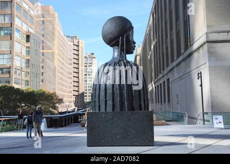 Le parc High Line, Plinth plus récent article sur l'éperon, l'artiste Simone Leigh, maison en brique Sculpture, Manhattan, New York City, USA Banque D'Images