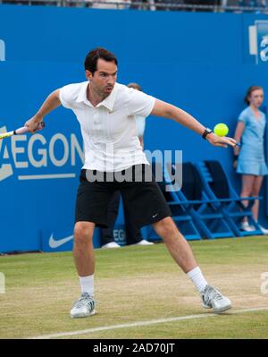 Jimmy Carr apparaissant dans un tournoi de tennis de charité au Queen's club de tennis à Londres avec Andrew Murray, Michael MCINTYRE, Boris Johnson, Jonathan Ross et Sir Richard Branson au nom de la Ross Hutchins et Royal Marsden Cancer en 2013. Banque D'Images