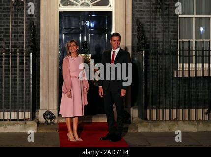 Le Premier ministre espagnol Pedro Sanchez et sa femme Maria Begona Gomez Fernandez arrivant pour une réception en soirée pour les dirigeants de l'OTAN organisé par Premier ministre Boris Johnson au 10 Downing Street London, comme les dirigeants de l'Otan pour célébrer 70 ans de l'alliance. Banque D'Images