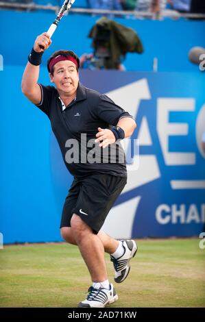 Michael MCINTYRE apparaissant dans un tournoi de tennis de charité au Queen's club de tennis à Londres avec Andrew Murray, Boris Johnson, Jimmy Carr, Jonathan Ross et Sir Richard Branson au nom de la Ross Hutchins et Royal Marsden Cancer en 2013. Banque D'Images