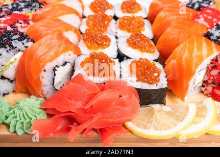 Jeu de rouleaux de sushi et coquelicots, avec du saumon et caviar. Close-up. Banque D'Images