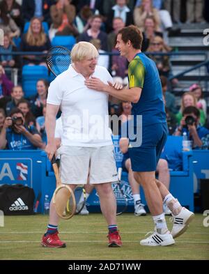 Boris Johnson et Andrew Murray apparaissant dans un tournoi de tennis de charité au Queen's club de tennis à Londres avec Michael MCINTYRE, Jimmy Carr, Jonathan Ross et Sir Richard Branson au nom de la Ross Hutchins et Royal Marsden Cancer en 2013. Banque D'Images