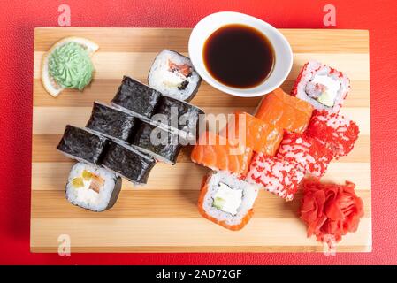 Jeu de rouleaux de sushi et coquelicots, avec du saumon et caviar. Close-up. Banque D'Images