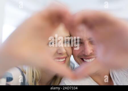 Couple coeur avec les mains Banque D'Images