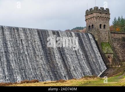 Avis de Derwent Barrage et réservoir de débordement, Peak District, Derbyshire, Royaume-Uni. C'était le lieu de pratique pour les briseurs de barrages en 1943 Banque D'Images