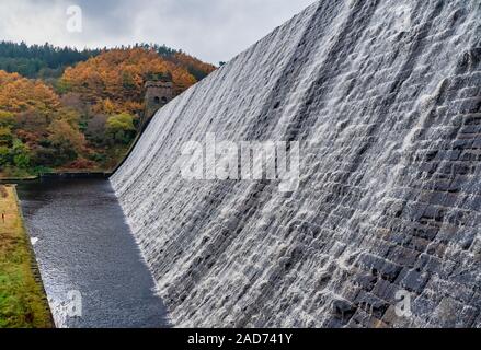 Avis de Derwent Barrage et réservoir de débordement, Peak District, Derbyshire, Royaume-Uni. C'était le lieu de pratique pour les briseurs de barrages en 1943 Banque D'Images