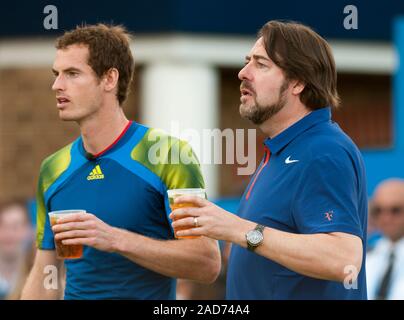 Jonathan Ross et Andrew Murray apparaissant dans un tournoi de tennis de charité au Queen's club de tennis à Londres avec Michael MCINTYRE, Jimmy Carr, Boris Johnson et Sir Richard Branson au nom de la Ross Hutchins et Royal Marsden Cancer en 2013. Banque D'Images