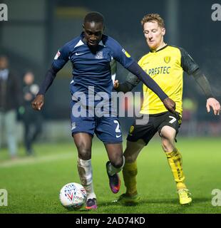 3 décembre 2019 ; stade de Pirelli, Burton upon Trent, Staffordshire, Angleterre ; Ligue anglaise un Foot, Burton Albion contre Southend United ; Elvis Bwomono de Southend United détient au large de Stephen Quinn de Burton Albion - strictement usage éditorial uniquement. Pas d'utilisation non autorisée avec l'audio, vidéo, données, listes de luminaire, club ou la Ligue de logos ou services 'live'. En ligne De-match utilisation limitée à 120 images, aucune émulation. Aucune utilisation de pari, de jeux ou d'un club ou la ligue/dvd publications Banque D'Images