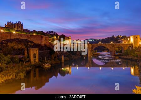 Le Puente de San Martin à Tolède, en Espagne, avant le lever du soleil Banque D'Images