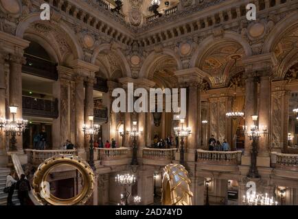 Une vue de l'intérieur de l'Opéra de Paris, Palais Garnier. Il a été construit de 1861 à 1875 pour l'Opéra de Paris. Banque D'Images