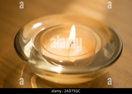 Bougie basse burns dans un chandelier en verre ronde, gros plan. Banque D'Images