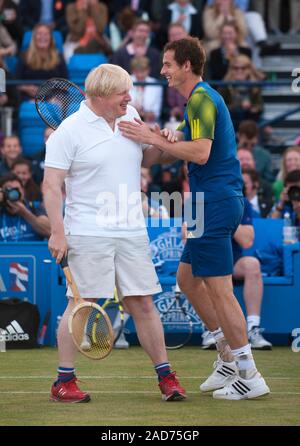 Boris Johnson apparaissant dans un tournoi de tennis de charité au Queen's club de tennis à Londres avec Andrew Murray, Michael MCINTYRE, Jimmy Carr, Jonathan Ross et Sir Richard Branson au nom de la Ross Hutchins et Royal Marsden Cancer en 2013. Banque D'Images