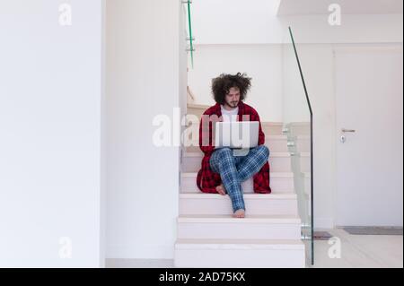 Freelancer en peignoir de travailler à domicile Banque D'Images