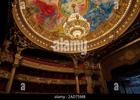 Une vue de l'intérieur de l'Opéra de Paris, Palais Garnier. Il a été construit de 1861 à 1875 pour l'Opéra de Paris. Banque D'Images