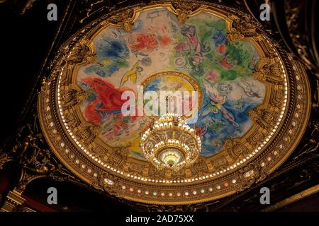 Une vue de l'intérieur de l'Opéra de Paris, Palais Garnier. Il a été construit de 1861 à 1875 pour l'Opéra de Paris. Banque D'Images