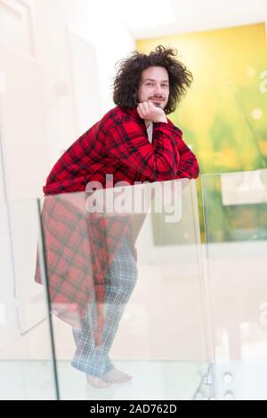 Portrait de jeune homme en peignoir Banque D'Images