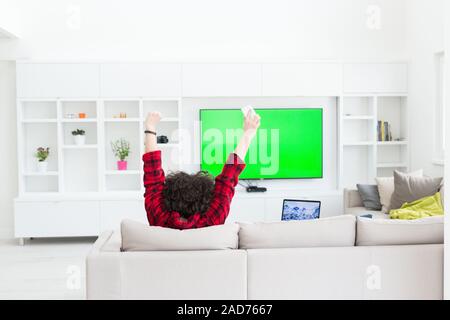 Jeune homme en peignoir bénéficiant de temps libre Banque D'Images