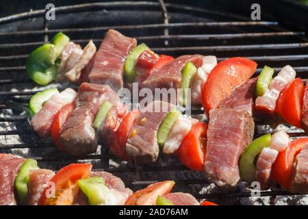 Brochettes de boeuf grillées sur la grille d'un barbecue Banque D'Images