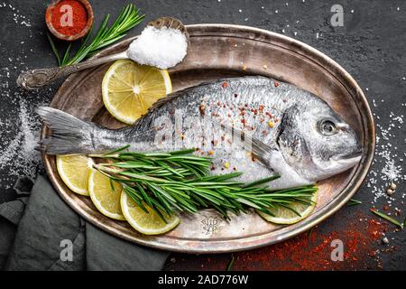 Matières premières fraîches dorado poisson avec les ingrédients pour la cuisson. Vue d'en haut Banque D'Images