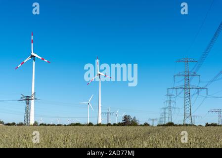 Windwheels et de lignes de transport d'électricité dans les régions rurales de l'Allemagne vu Banque D'Images