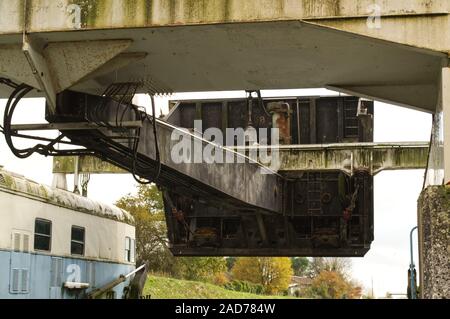 Le blocage de levage porte de la pente d'eau de Montech en position relevée. Banque D'Images