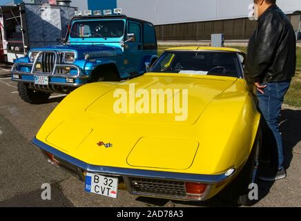 Bucarest, Roumanie - 12 octobre 2019 : Une Chevrolet Corvette Stingray 1972 jaune voiture est perçue au cours de l'Auto de Bucarest, à Bucarest, Roumanie. Ce Banque D'Images