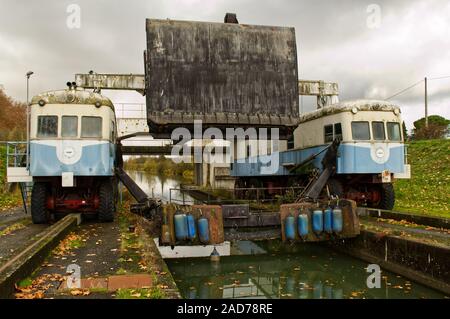 Les deux locomotives de la pente d'eau de Montech sur le Canal latéral avec le col de la porte en position relevée et abaissée push le bateau Banque D'Images