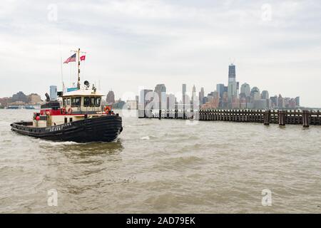 US Army Corps of Engineers Élimination des débris et récipient de dérive de DCV Gelberman entrant dans le terminal du ferry de la ville de Hoboken, New Jersey, USA Banque D'Images