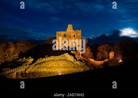 La Lune se levant sur la Bailey et garder de Norham Castle, l'un des plus importants châteaux de l'anglais sur la frontière écossaise. Banque D'Images