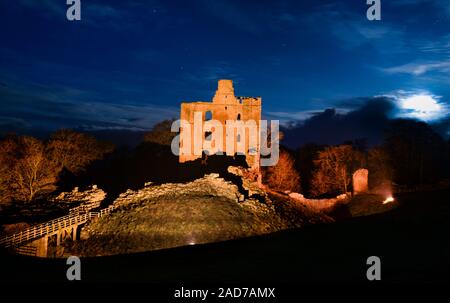 La Lune se levant sur la Bailey et garder de Norham Castle, l'un des plus importants châteaux de l'anglais sur la frontière écossaise. Banque D'Images