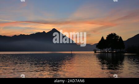 Le mont Niesen au coucher du soleil. Les nuages colorés sur le lac de Thoune. Vue de Neuhaus, Suisse. Banque D'Images