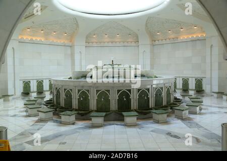 Abu Dhabi, la Grande Mosquée Sheikh Zayed, l'espace pour le lavage Banque D'Images