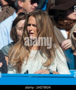 Petite amie Kim Sears et Judy Murray regardant Andrew Murray sur cour à Queens tennis club à Aegon Championships en 2013. Banque D'Images