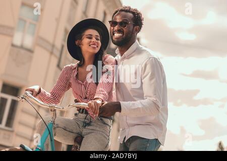 Petite amie d'enseignement à faire de la bicyclette stock photo Banque D'Images