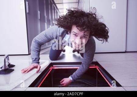 Connecter les câbles dans l'ingénieur salle serveur Banque D'Images