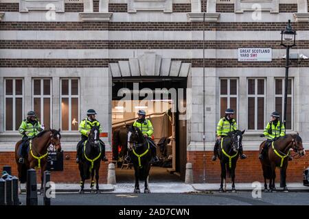 Londres, Royaume-Uni. 06Th Dec, 2019. Les chevaux de la police se réunissent sur la grande Scotland Yard - arrêter la guerre d'organiser une protestation Trump et rejoindre les partisans du NHS et andti manifestants kurdes pro la Turquie. Trump est en raison d'assister au sommet de l'OTAN au Royaume-Uni. La protestation a commencé à Trafalgar Square et se dirigea vers le palais de Buckingham, à Londres. Crédit : Guy Bell/Alamy Live News Banque D'Images