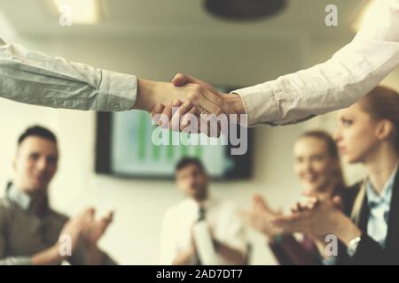 Poignée de main de femme d'affaires Banque D'Images