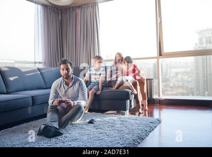 Famille heureuse de jouer avec des jeux vidéo Banque D'Images
