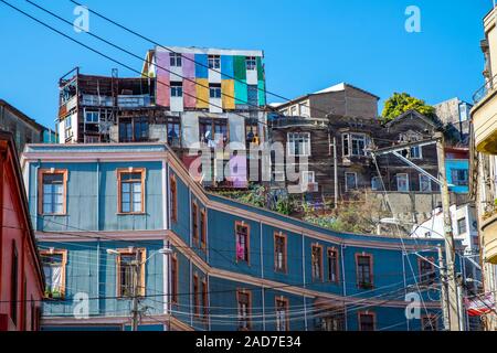 Vieilles maisons colorées vu à Valparaiso, Chili Banque D'Images