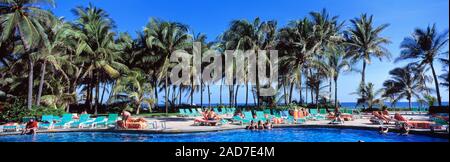 Palmiers le long de la piscine du centre de villégiature, Acapulco, Mexique Banque D'Images